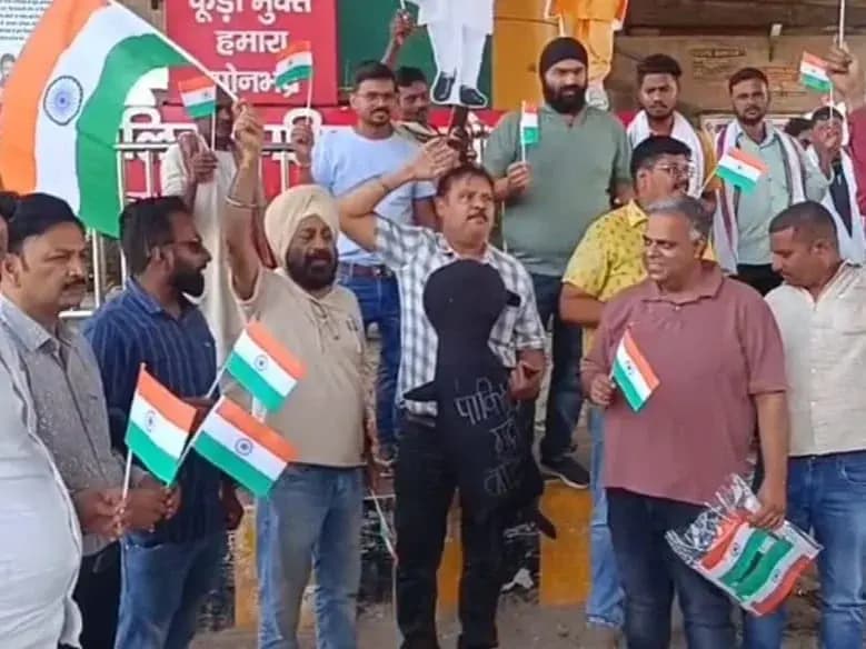 Sonbhadra News: सेना का मनोबल बढ़ाने के लिए व्यापारी वर्ग ने देश और सेना के समर्थन में लहराया तिरंगा.