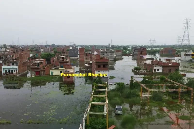 Chandauli News: गंगा के तटीय इलाके में बाढ़ के पानी में डूबे कई गांव.
