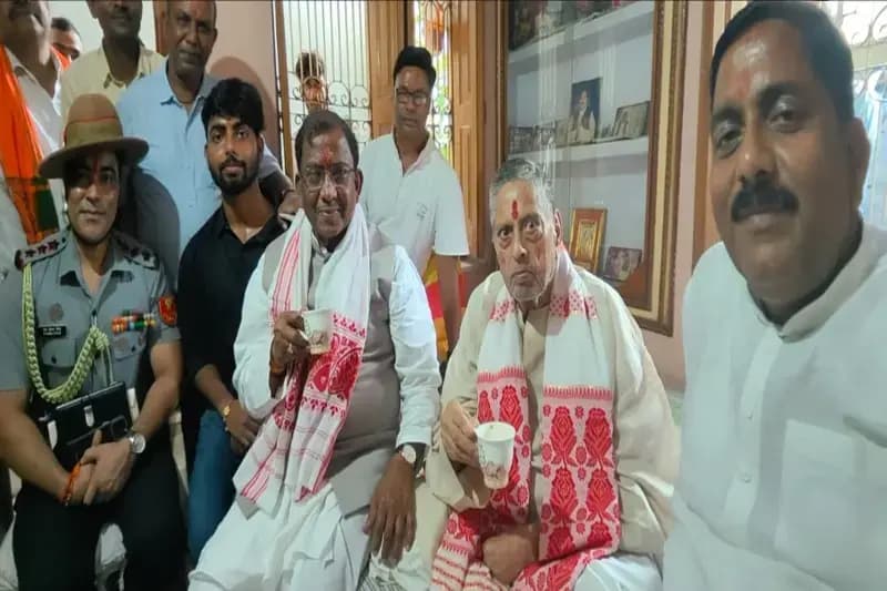Chandauli News: बीजेपी विधायक के पिता और अपने पुराने मित्र से मिले असम के राज्यपाल.