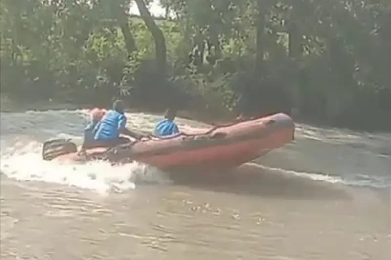 Chandauli News: नदी में नहाने गया किशोर डूबा, खोजबीन में जुटी पीएसी की टीम.