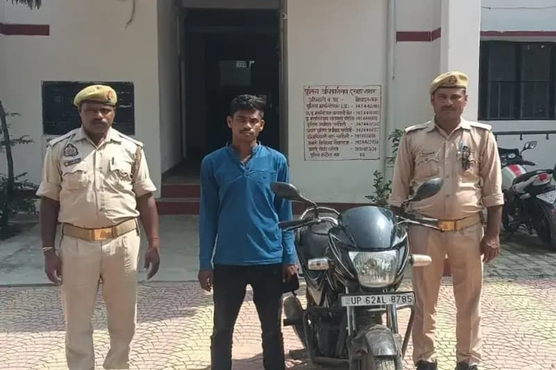 Chandauli News: चोरी की बाइक के साथ शातिर चोर गिरफ्तार.