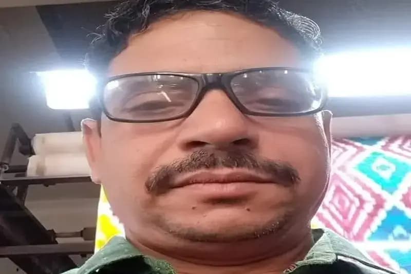 Chandauli News: ट्रेन की चपेट में आने से प्रिंटर मजदूर की मौत, मचा कोहराम.