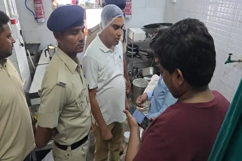 Chandauli News: विशेष स्वच्छता अभियान के तहत डीडीयू जंक्शन पर की गई फूड स्टॉल और रेस्टोरेंट की जांच.
