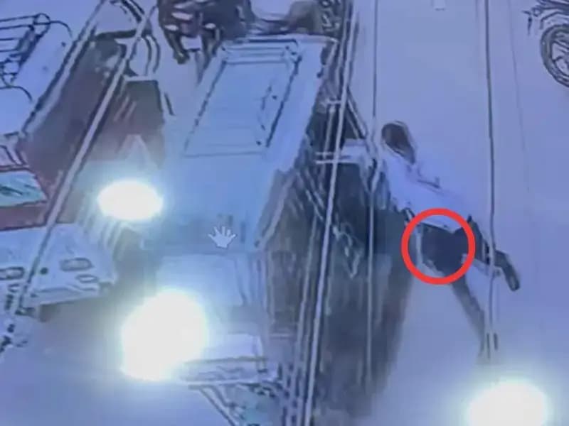 Sonbhadra News: सीसीटीवी में कैद हुई चोरी की घटना, डेढ़ लाख के जेवरात पर चोर ने किया हाथ साफ.