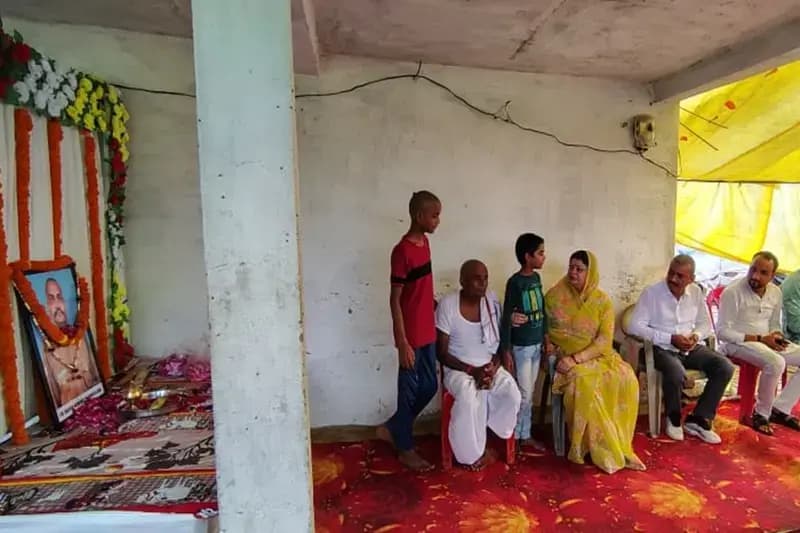 Chandauli News: राज्यसभा सांसद ने शहीद अरविंद यादव को दी श्रद्धांजलि, परिवार को हर संभव मदद का दिया भरोसा.