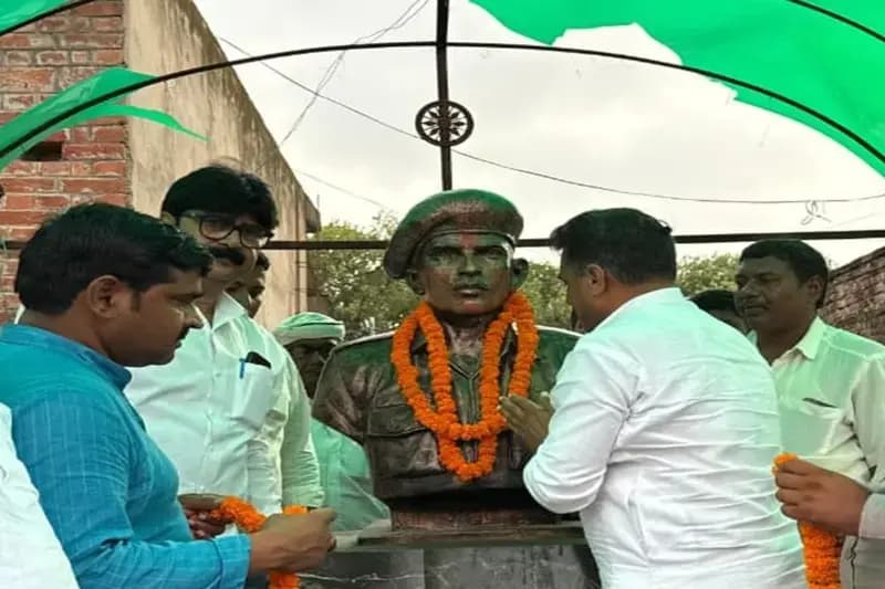 Chandauli News: शहीद चंदन के पिता को सम्मानित कर शहादत को किया नमन.