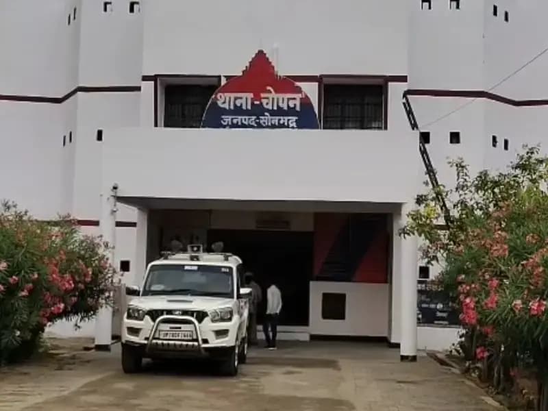 Sonbhadra News: बाइक अनियंत्रित होकर गड्ढे में गिरी, बाइक चला रहे युवक की मौत.