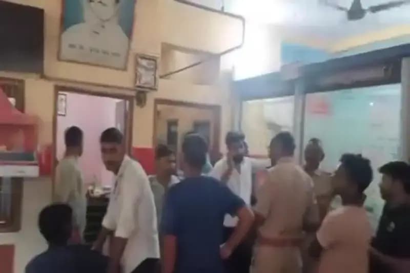 Chandauli News: निजी अस्पताल में इलाज के दौरान युवती की मौत, परिजनों ने लगाया लापरवाही का आरोप.