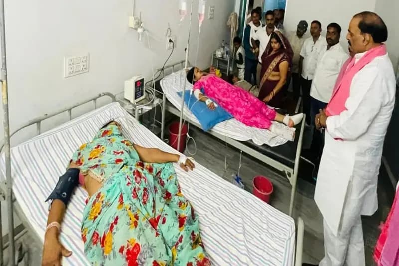 Chandauli News: सपा विधायक ने हाईटेंशन करंट से झुलसे महिलाओं को मुआवजा दिलाने की उठाई मांग.