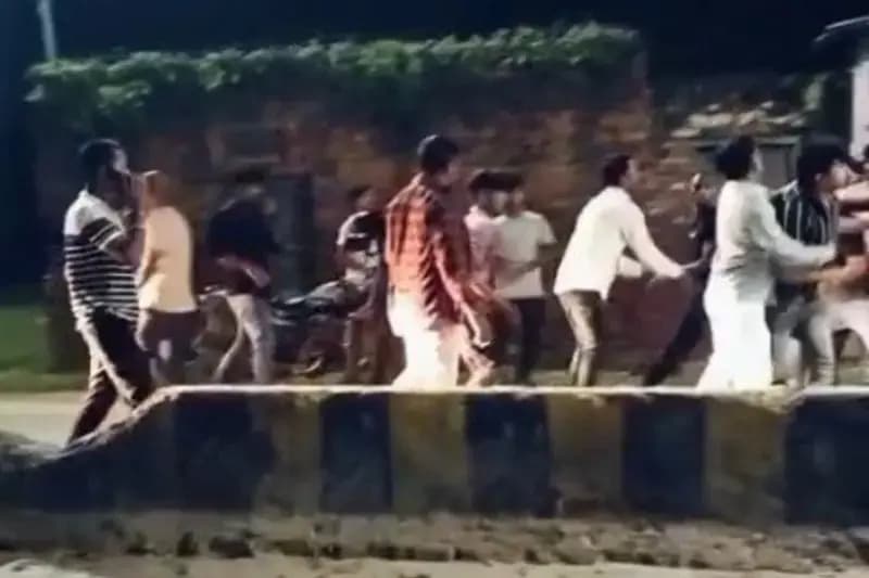 Chandauli News: बीच सड़क हुई मारपीट कांड में तीन नामजद समेत एक दर्जन अज्ञात पर दर्ज हुआ मुकदमा.