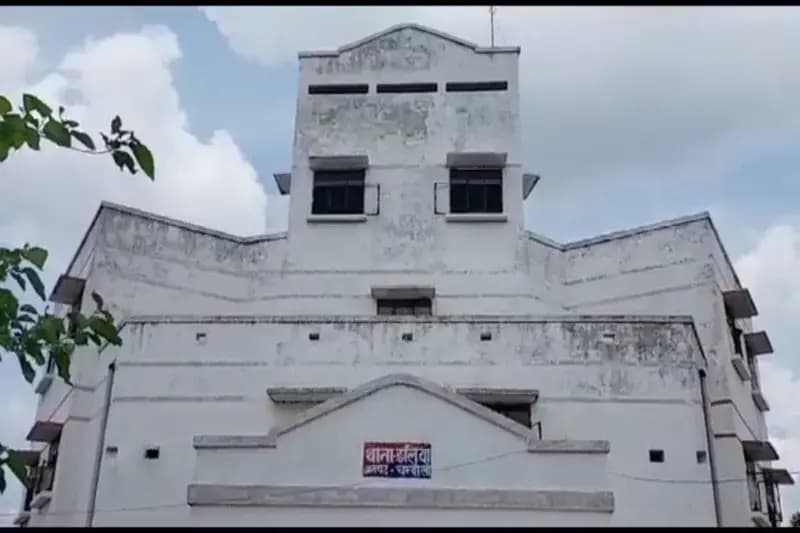 Chandauli News: बिहार जा रहे पशु तस्करों की मवेशी से भरी गाड़ी गीली मिट्टी में फंसी, ग्रामीणों को देख तस्कर भागे.