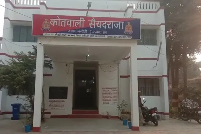 Chandauli News: थाने पर पत्नी द्वारा शिकायत किए जाने से नाराज पति ने फंदे से लटककर दे दी जान.