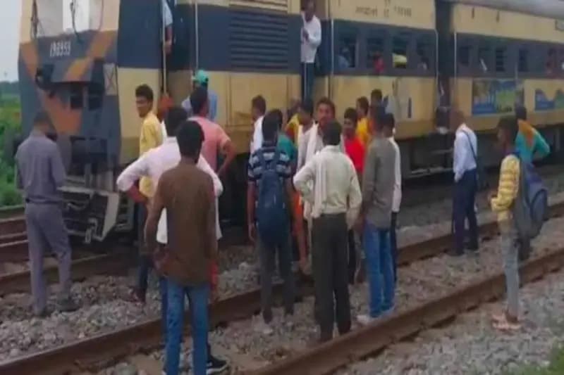 Chandauli News: डीडीयू रेल मंडल में टला बड़ा हादसा, स्टेशन मास्टर की लापरवाही से सांसत में आई सैकड़ों यात्रियों की जान.