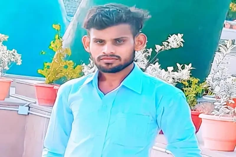 Chandauli News: हादसे में युवक की मौत, परिजनों ने सड़क पर शव रखकर किया चक्काजाम.