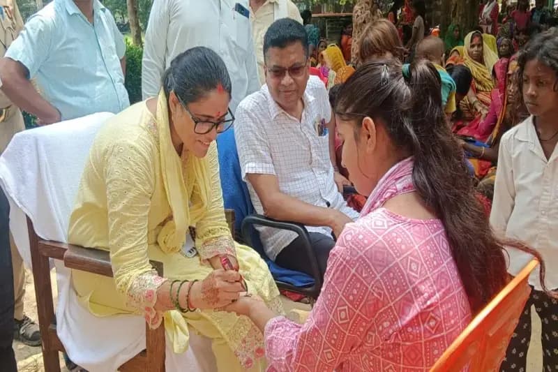 Chandauli News: समाजसेवी ने बाढ़ पीड़ितों के लिए बढ़ाया मदद का हाथ, एसडीएम ने व्रती युवती को लगाई मेहंदी.