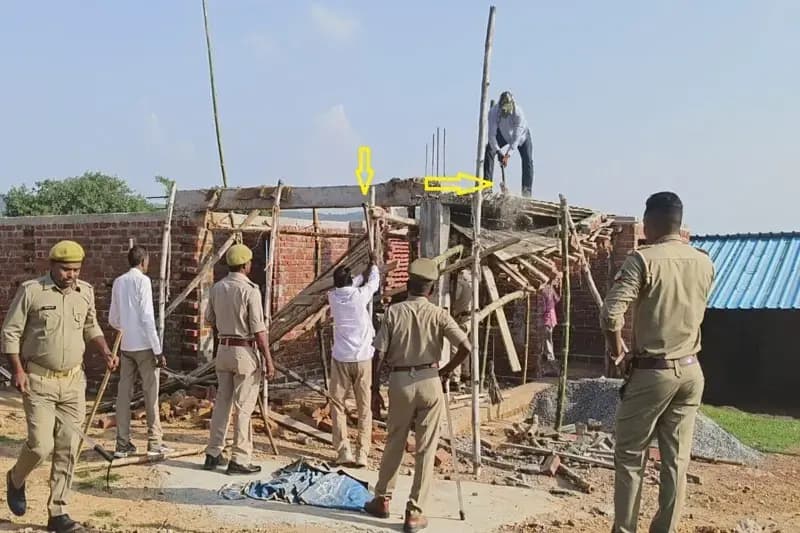Chandauli News: वन भूमि पर अवैध ढंग से हो रहे मकान निर्माण पर चला वन विभाग का हथौड़ा.