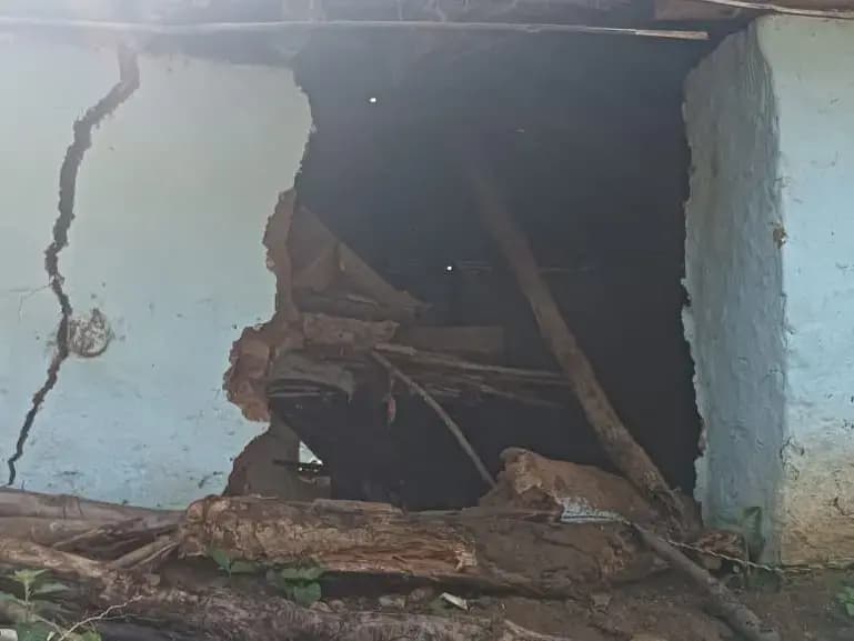 Sonbhadra News: दुमहान गांव में रात्रि में अचानक गिरा कच्चा मकान, मलबे में दबा परिवार.