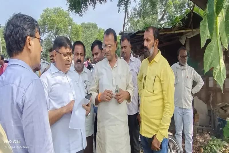 Chandauli News: किसानों ने सिंचाई विभाग के अधिकारियों को घेरा.