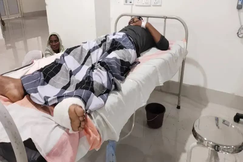 Chandauli News: जिला अस्पताल में छत से युवक ने अचानक छलांग लगाई, मची अफरातफरी.
