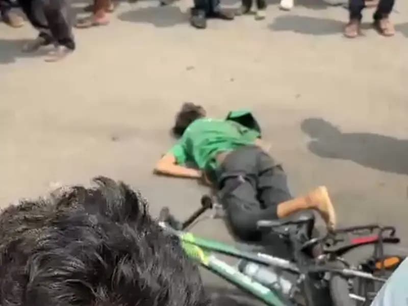 Sonbhadra News: डीजल टैंकर की चपेट में आने से साइकिल सवार युवती की मौके पर दर्दनाक मौत, परिजनों में मचा कोहराम.