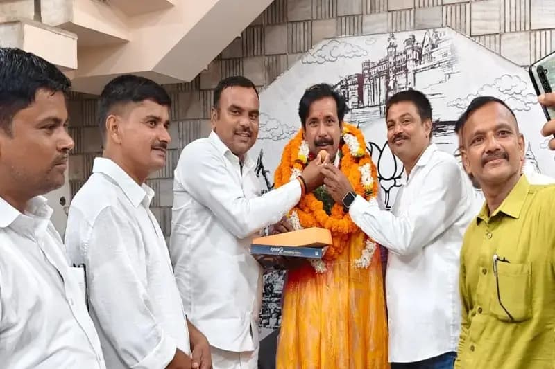 Chandauli News: कैशलेस इलाज की घोषणा पर शिक्षामित्रों ने अनिल राजभर का किया स्वागत, शिक्षामित्रों की समस्या के निदान का मंत्री ने दिया