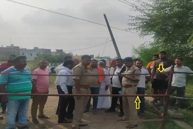 Chandauli News: अवैध प्लाटरों द्वारा वर्षों से बंद किए रास्ते का निरीक्षण करने पहुंचे सीओ.