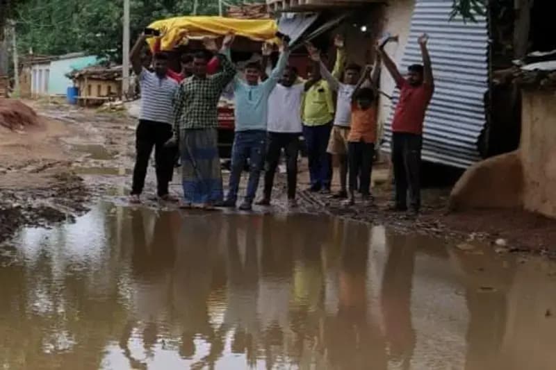 Chandauli News: क्षतिग्रस्त गांव के मुख्य मार्ग की मरम्मत की मांग को लेकर ग्रामीणों ने किया प्रदर्शन.