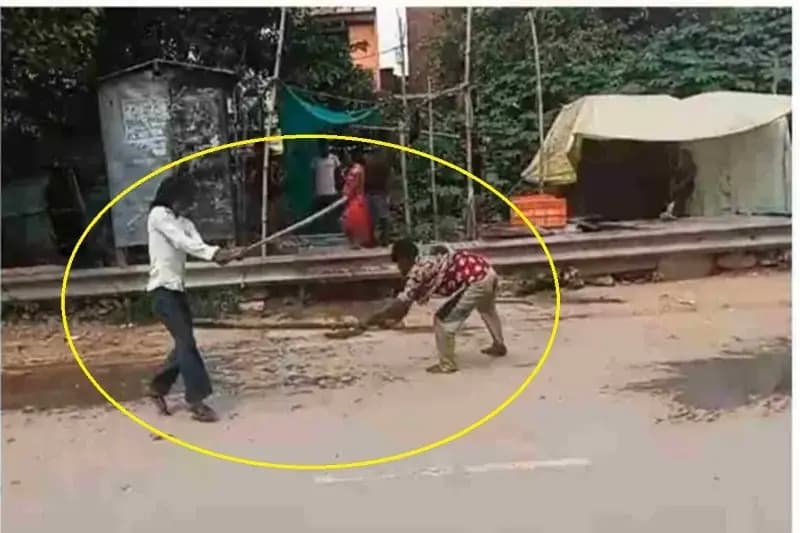 Chandauli News: नेशनल हाईवे पर दो पक्षों में हुआ गुरिल्ला युद्ध, जमकर चले ईंट-पत्थर और लाठी-डंडा, वीडियो वायरल.