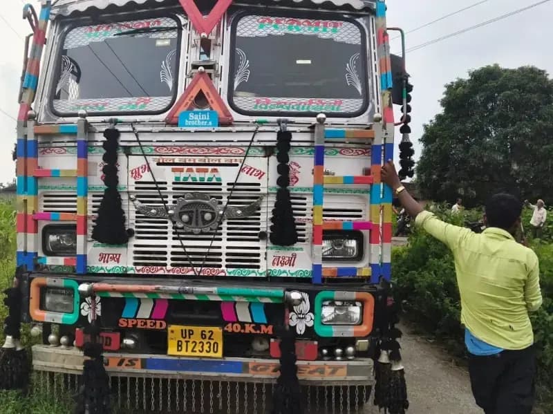 Sonbhadra News: 11 केवी लाइन की चपेट में आने से खलासी की मौत, ट्रक के उपर तिरपाल बांधते समय हुआ हादसा.