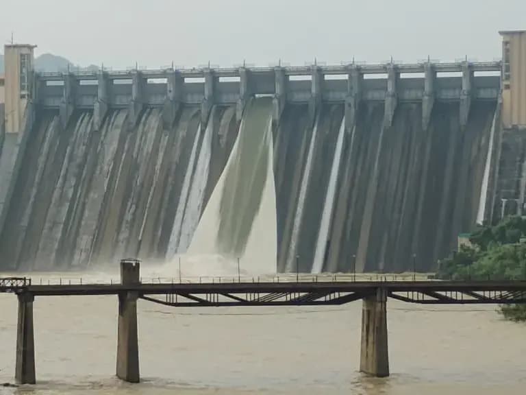 Sonbhadra News: प्रदेश का सबसे बड़ा रिहंद बांध पांचवीं बार ओवरफ्लो, फाटक खोलकर किया गया पानी को डिस्चार्ज.