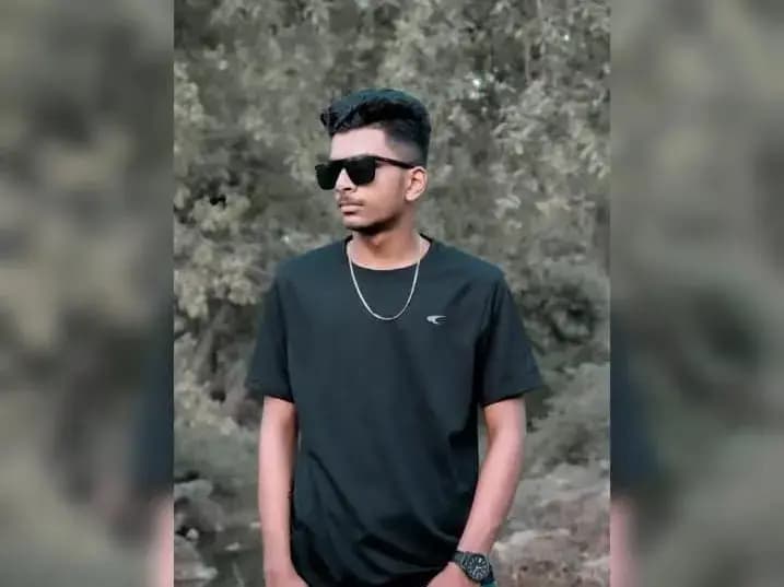 Sonbhadra News: दोस्तों संग पार्टी करने गए युवक की संदिग्ध परिस्थितियों में मौत, मुंह से झाग निकलने पर परिजनों ने संघन जांच की मांग की.