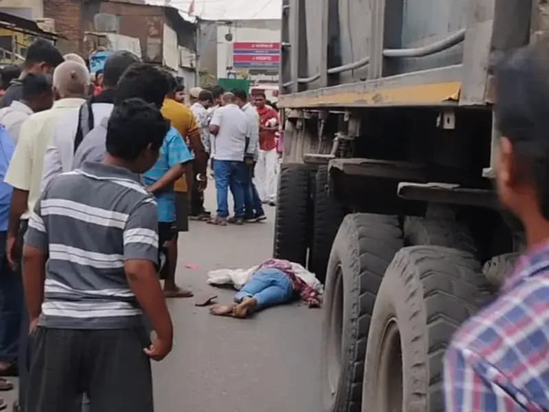 Sonbhadra News: ट्रक की चपेट में आने से बाइक सवार युवक की मौके पर मौत.