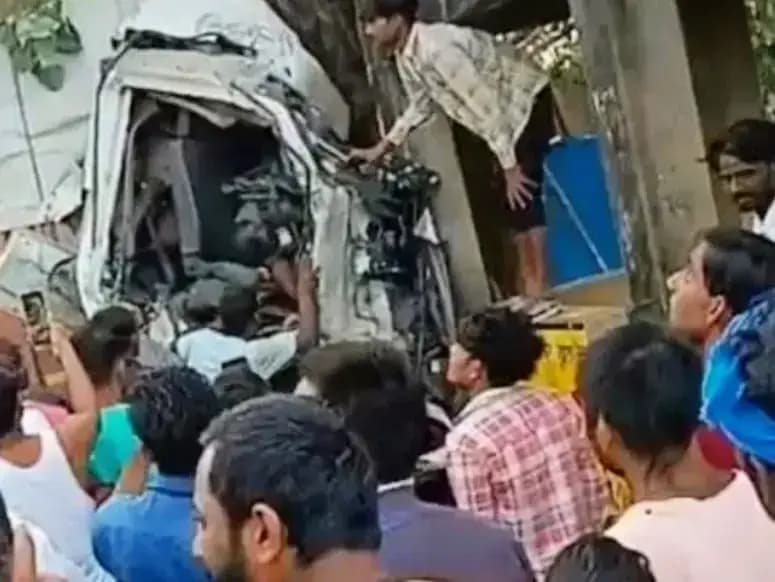 Sonbhadra News: सड़क हादसे में ट्रेलर चालक की मौत, शव को जेसीबी की मदद से बाहर निकाला गया.