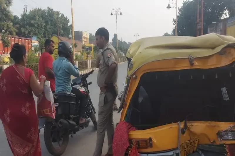 Chandauli News:खड़े ट्रेलर ट्रक से टकराई सवारियों से भरी ऑटो, मासूम बच्ची की मौत, सात घायल.