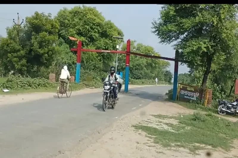 Chandauli News: पूर्वांचल के विभिन्न जनपदों से जोड़ने वाले गंगा पुल मार्ग से बैरियर हटाने की मांग.