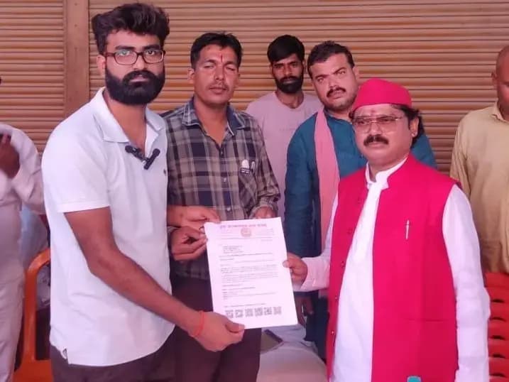 Sonbhadra News: युवा जन कल्याण संस्था के सदस्यों ने सांसद से अपनी समस्याओं को लेकर सौंपा ज्ञापन.