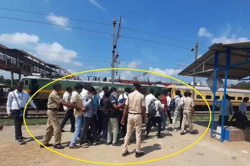 Chandauli News: डीडीयू रेल मंडल में लाल गाड़ी से चलाया गया विशेष टिकट जांच अभियान, 403 यात्रियों से वसूले गए 1,15,785 रुपए.