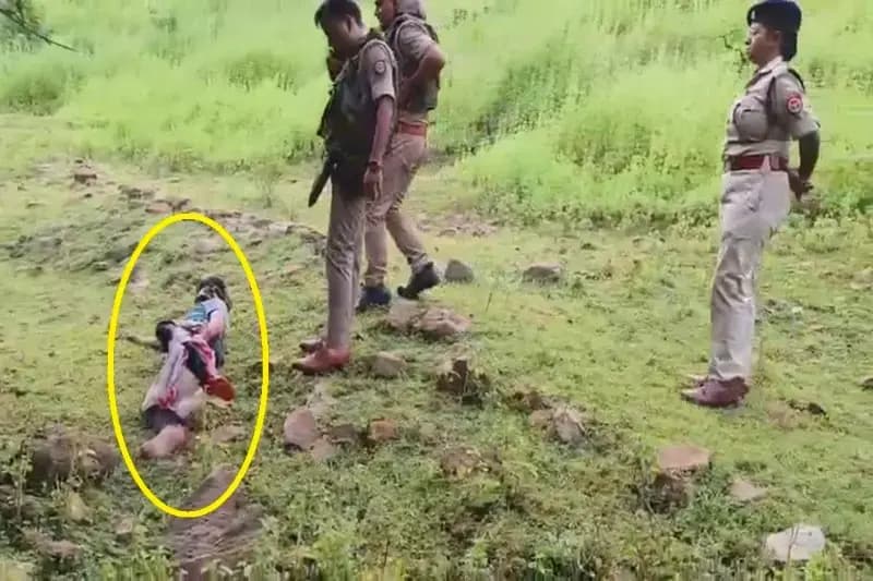 Chandauli News: अल सुबह पहाड़ी पर तड़तड़ाई गोलियां, पुलिस मुठभेड़ में एक गोवंश तस्कर को लगी गोली, एक गोवंश तस्कर फरार.