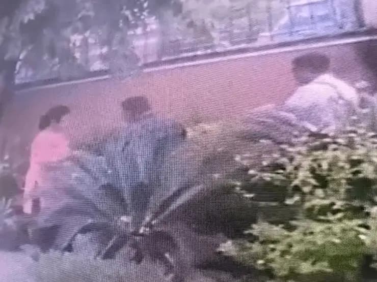 Sonbhadra News: व्यवसायी की पत्नी से लाखों की ठगी, वॉशरूम व मेटल साफ करने का पाउडर बताकर पार किया लाखों के जेवरात.