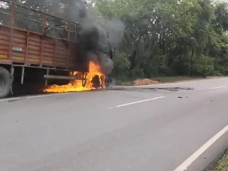 Sonbhadra News: मुर्धवा-बीजपुर मार्ग पर खड़ी ट्रक के केबिन में लगी आग, बाल-बाल बचा चालक.