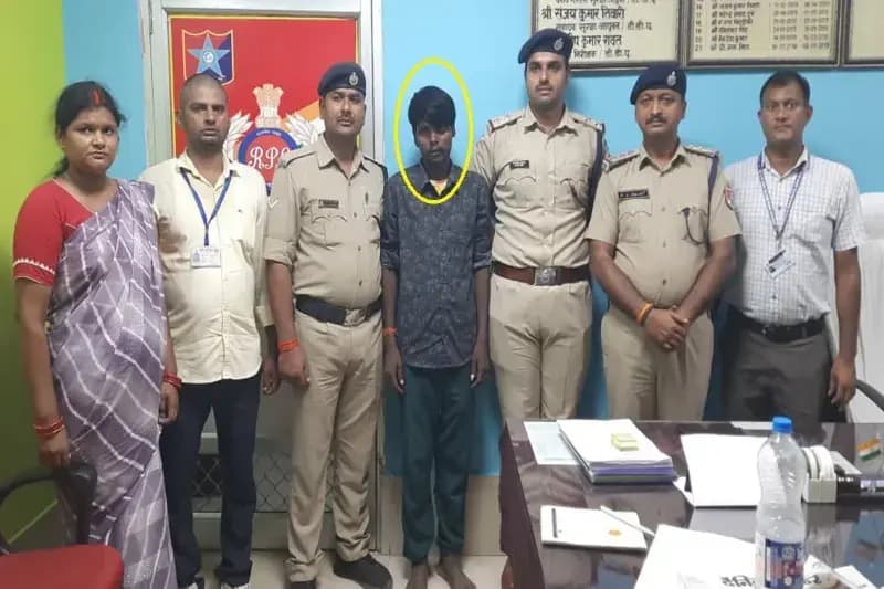 Chandauli News: एग्मोर एक्सप्रेस से आरपीएफ ने तीन बाल मजदूरों को बचाया, एक मानव तस्कर गिरफ्तार.