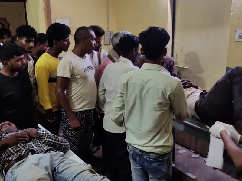 Sonbhadra News: दो बाइक में आमने-सामने जोरदार टक्कर, एक की मौत, दो गंभीर घायल रेफर.