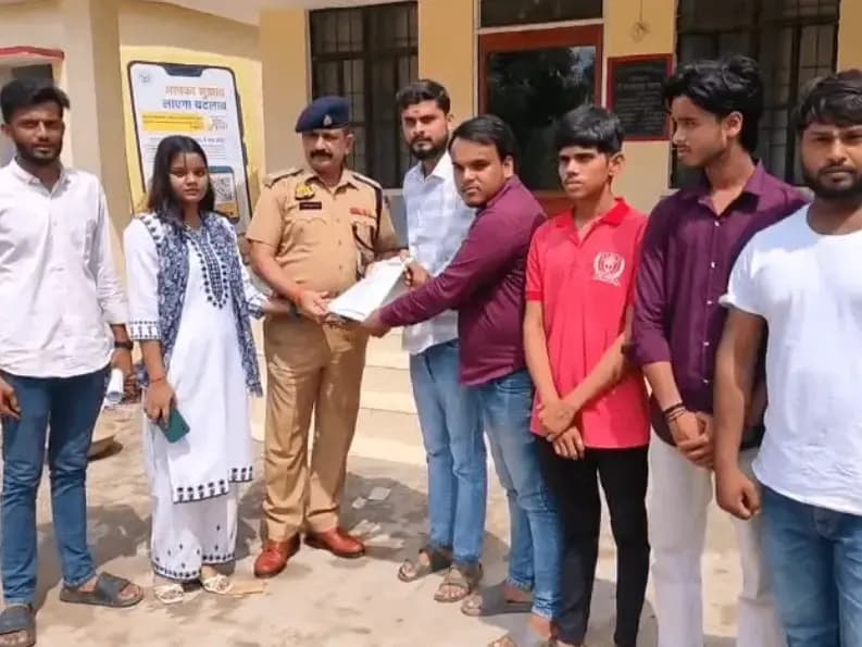 Sonbhadra News: फर्जी प्रमाण पत्र और छात्राओं पर अभद्र टिप्पणी के विरोध में छात्रों ने सौंपा ज्ञापन, सीओ से मुलाकात कर आवश्यक कार्रवाई की मांग की.