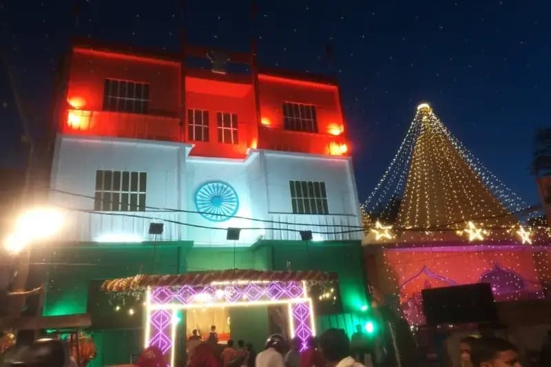 Chandauli News: दुर्गा पूजा पंडाल में दिखा तिरंगा और ऑपरेशन सिंदूर का झलक, श्रद्धालुओं ने किया दर्शन-पूजन.