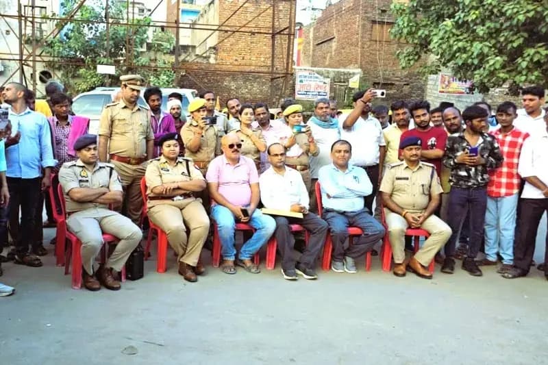 Chandauli News: नुक्कड़ नाटक के माध्यम से महिला सशक्तिकरण के तहत किया जागरूक.