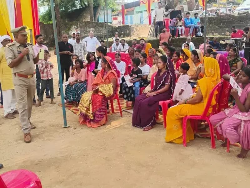 Sonbhadra News: प्रभारी निरीक्षक ने महिलाओं को साइबर ठगी और सुरक्षा के बताए उपाय.