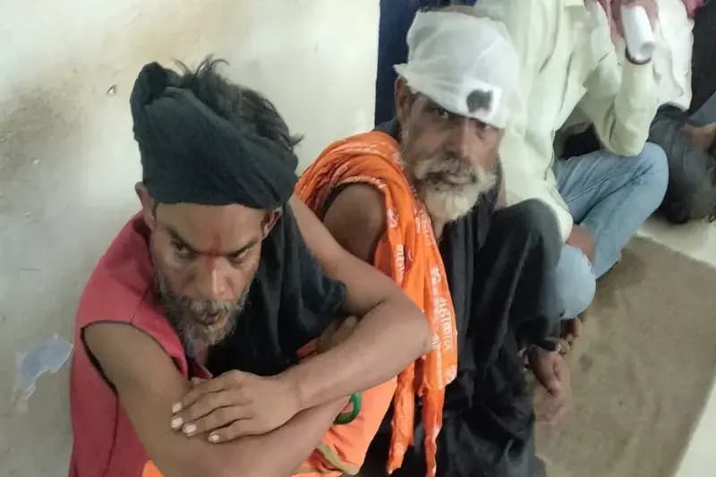 Chandauli News: बच्चा चोरी के आरोप में ग्रामीणों ने साधु वेश में घूम रहे दो लोगों को पीटा, पूर्व सपा विधायक ने दी पुलिस को सूचना.