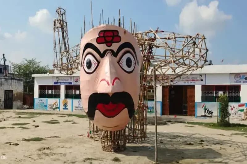 Chandauli News: बुराई पर अच्छाई के विजय के प्रतीक के रूप में होगा रावण दहन, रावण दहन की तैयारी पूरी,