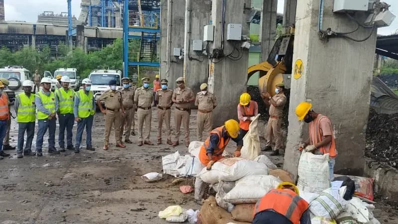Sonbhadra News: 2 करोड़ से अधिक के मादक पदार्थ किये गये नष्ट, 'ऑपरेशन क्लीन' के तहत गांजा और हेरोइन का विनष्टीकरण जारी.