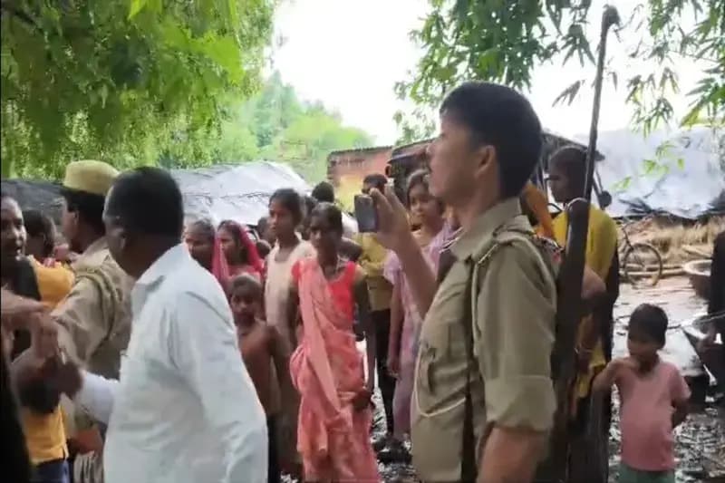 Chandauli News: वनों के अवैध कटान को रोकने पहुंची वन विभाग की टीम पर प्रधान पति ने सहयोगियों संग किया हमला, सरकारी वाहन में तोड़फोड़.